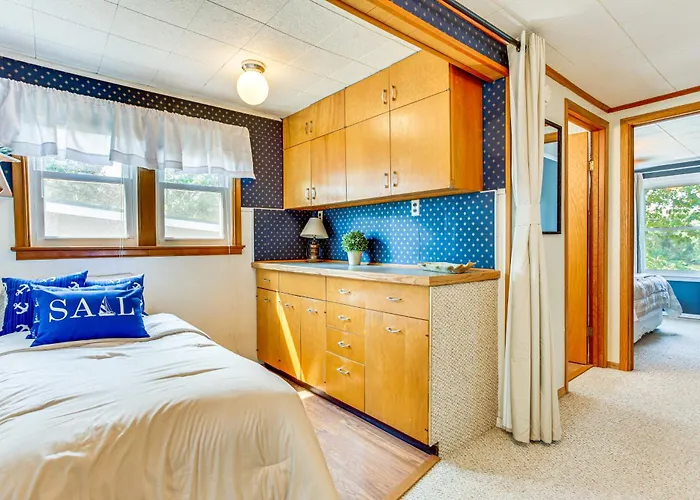 Lakefront W/ Patio In Havana! *