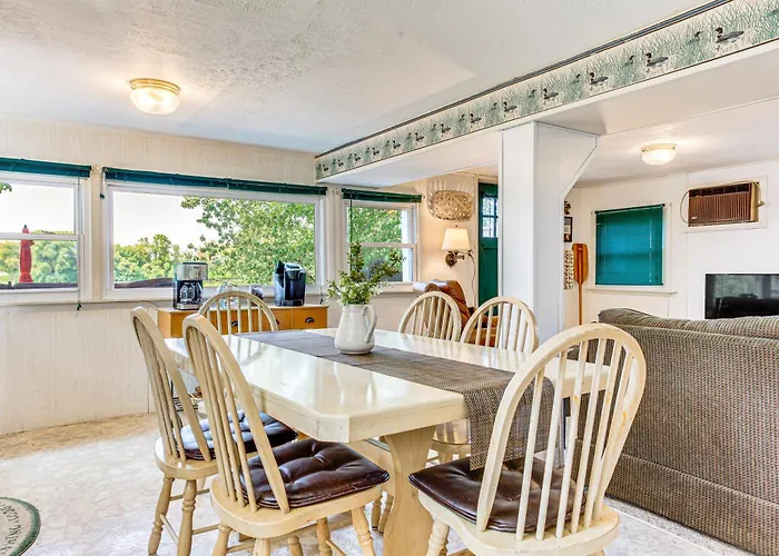 Lakefront W/ Patio In Havana! Holiday home *