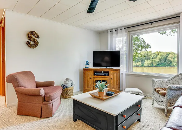 Holiday home Lakefront W/ Patio In Havana! Havana
