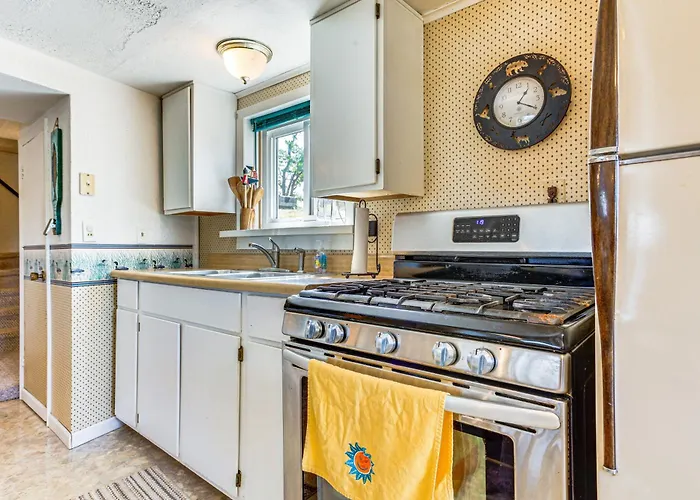 Lakefront Cabin W/ Patio In Havana! *