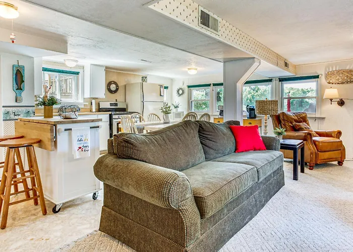 Lakefront Cabin W/ Patio In Havana!