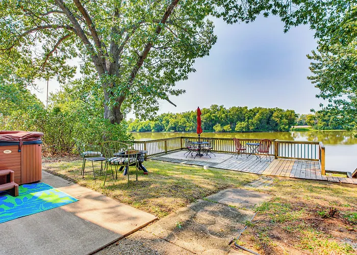 Lakefront Cabin W/ Patio In Havana!