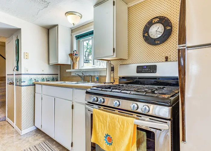 Lakefront Cabin W/ Patio In Havana! *