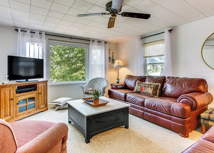 Lakefront Cabin W/ Patio In Havana!