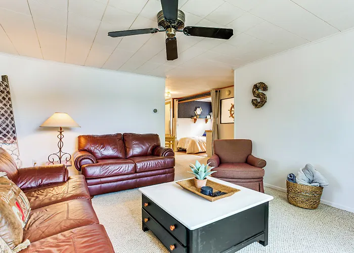 Lakefront Cabin W/ Patio In Havana! Havana